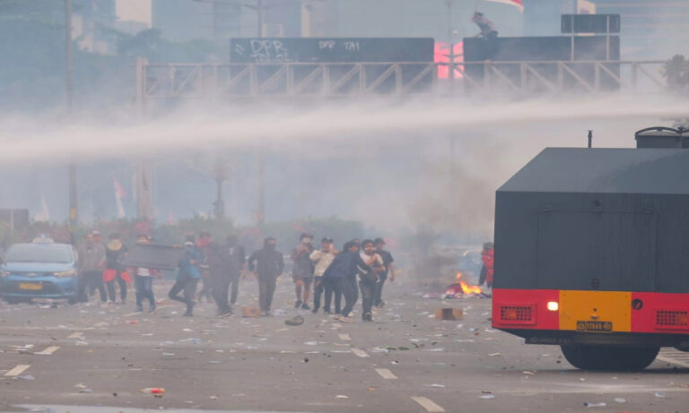Spesifikasi Water Cannon yang Bubarkan Massa Demo di DPR Hari Ini