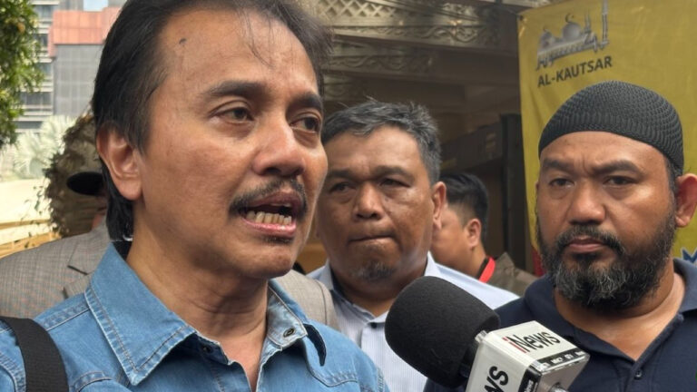 Roy Suryo Klaim UGM Akan Menyesal Nyatakan Ijazah Jokowi Asli, UGM Tegaskan Bukti Kelulusan Sah dan Resmi