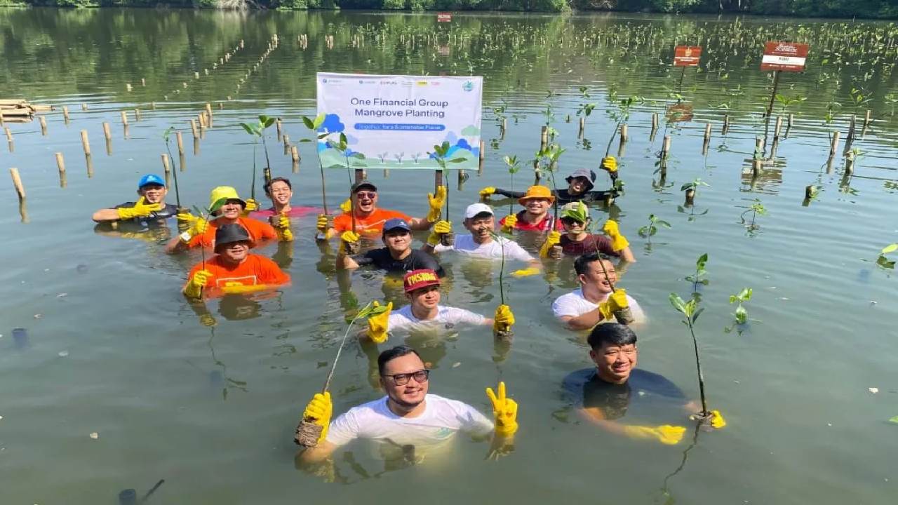 Menanam Harapan di Pesisir Jakarta: Komitmen Asuransi Simas Jiwa untuk Ekosistem Mangrove