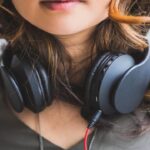 Aturan 60-60 Agar Telinga Aman saat Pakai Earphone