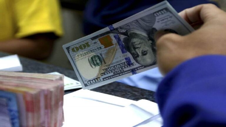 Rupiah Nyaris Tembus Rp 17.000 per Dollar AS, Lonjakan Harga Minyak Guncang Pasar Keuangan