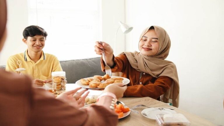 Tanpa Disadari, Kebiasaan Makan Ini Diam-Diam Bikin Berat Badan Naik Setelah Lebaran