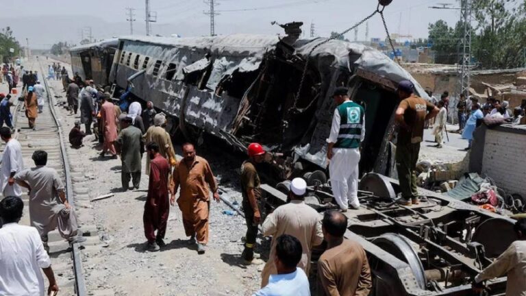 Bom Bunuh Diri Guncang Kereta Militer Pakistan, Puluhan Tentara Tewas di Tengah Konflik Balochistan