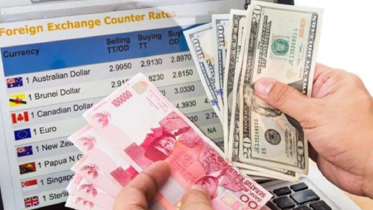 Ekonom: Pelemahan Rupiah Bisa Ancaman PHK dan Ekspansi Industri