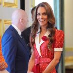 Kate Middleton Tampil Memesona dengan Gaun Polkadot Merah dalam Perayaan 125 Tahun Cancer Research UK