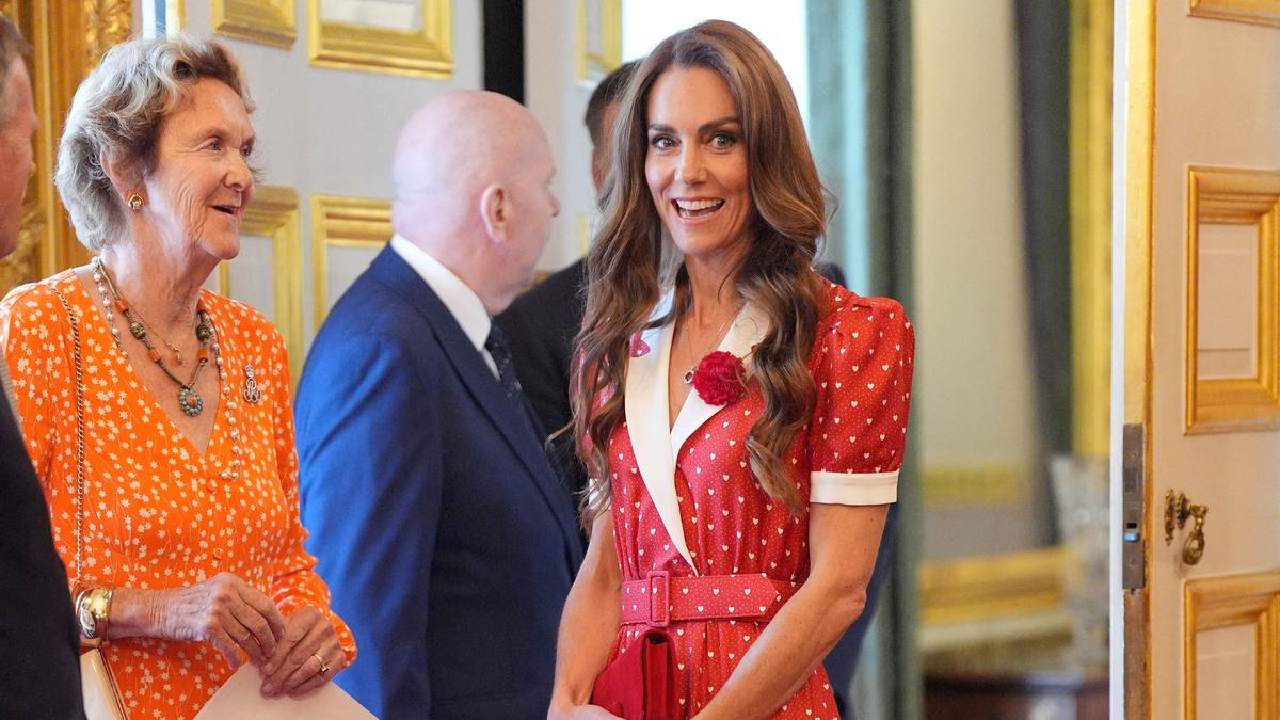 Kate Middleton Tampil Memesona dengan Gaun Polkadot Merah dalam Perayaan 125 Tahun Cancer Research UK